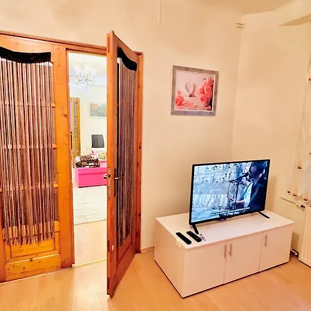 Chloe Ll Apartman *